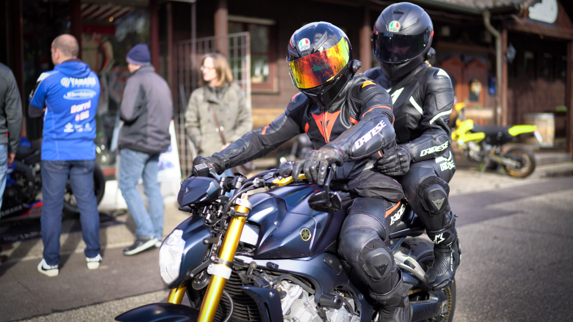 Glückliche Motorradfahrer und Motoallroundkunden