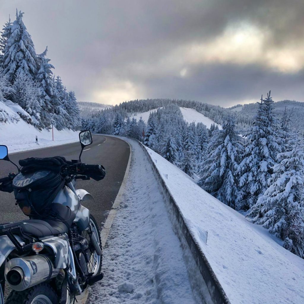 Motorrad im verschneiten Schwarzwald